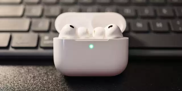 消息称苹果正研发两款带摄像头的AirPods,其中一款有望今年推出