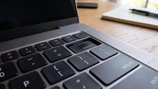 M5 Max MacBook Pro被曝因高温致键帽卡死 维保期外维修费高达近900美元