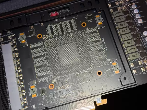RTX 4080空壳卡事件：外观完好却无GPU与显存，揭
