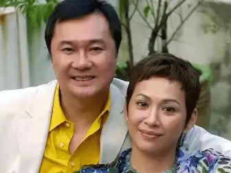 原来他俩早已离婚，如今一个丁克多年无子嗣，一个与女儿相依为命