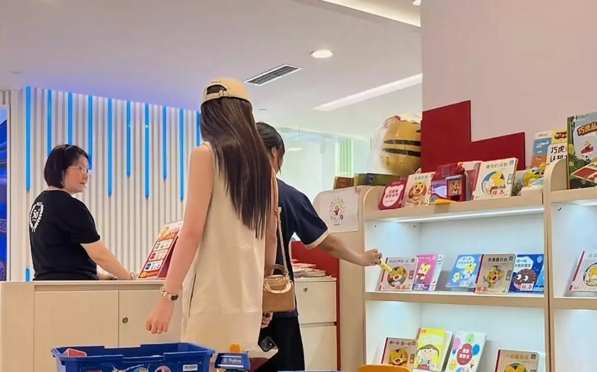 马筱梅带儿子逛街，认真给小汪宝挑玩具，状态超好少女感十足