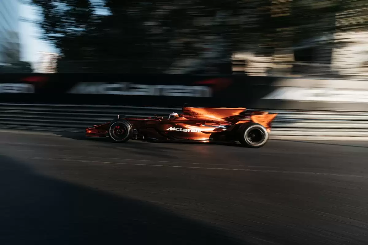 电影级 McLaren F1 摇摄镜头