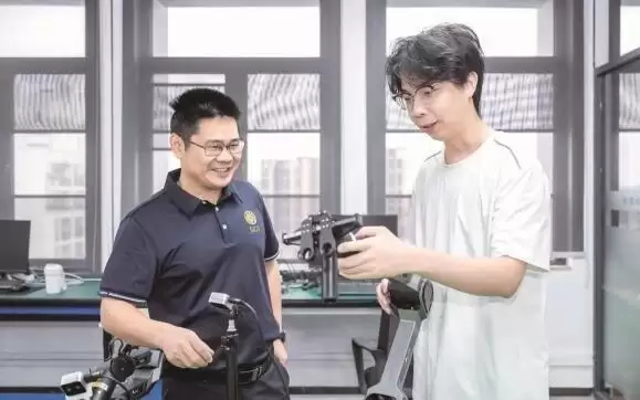 “00后”创业研发机器人 月产能超百台