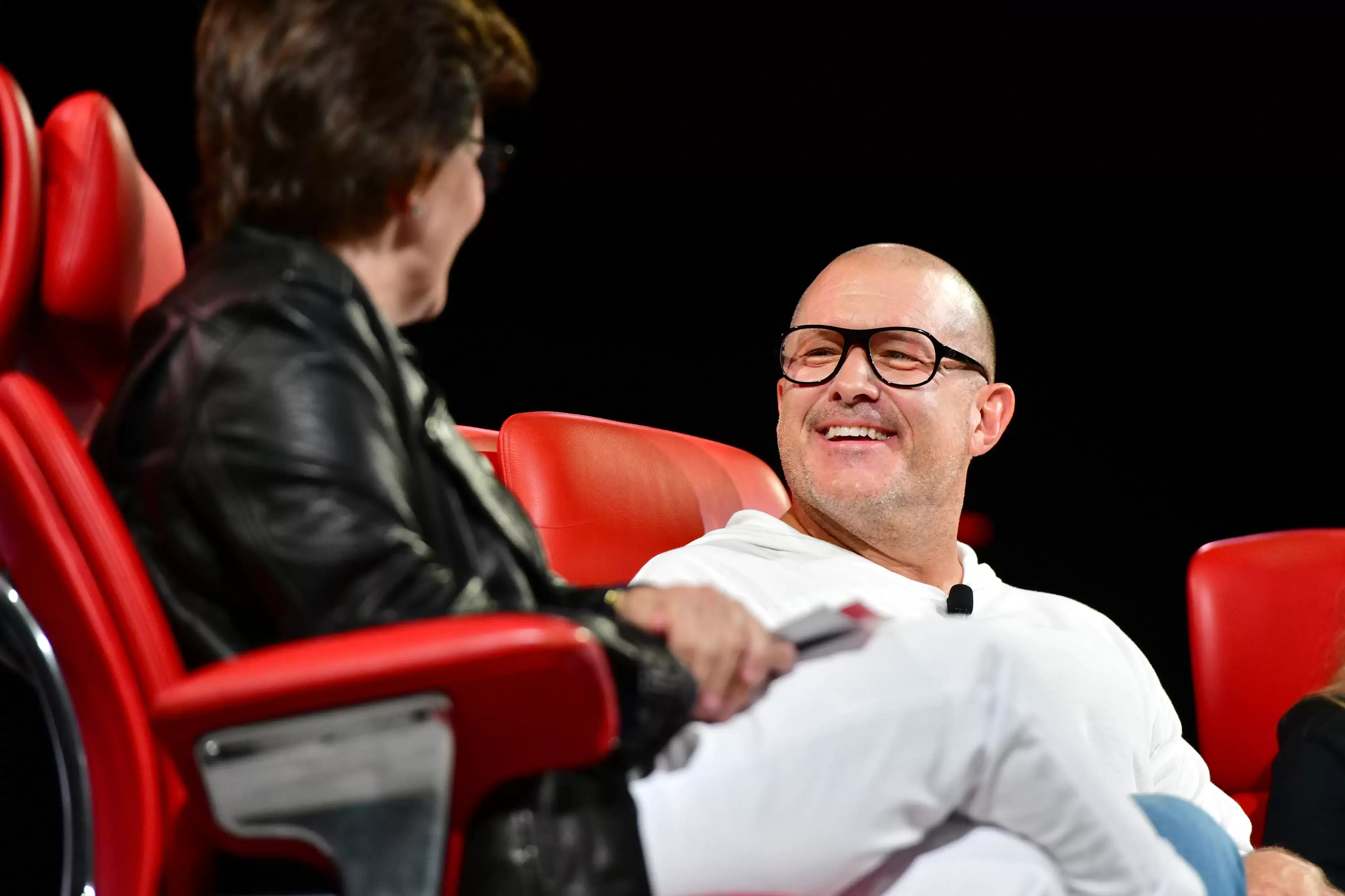 Jony Ive与OpenAI首款AI硬件曝光：冰球大小的无屏幕智能音箱