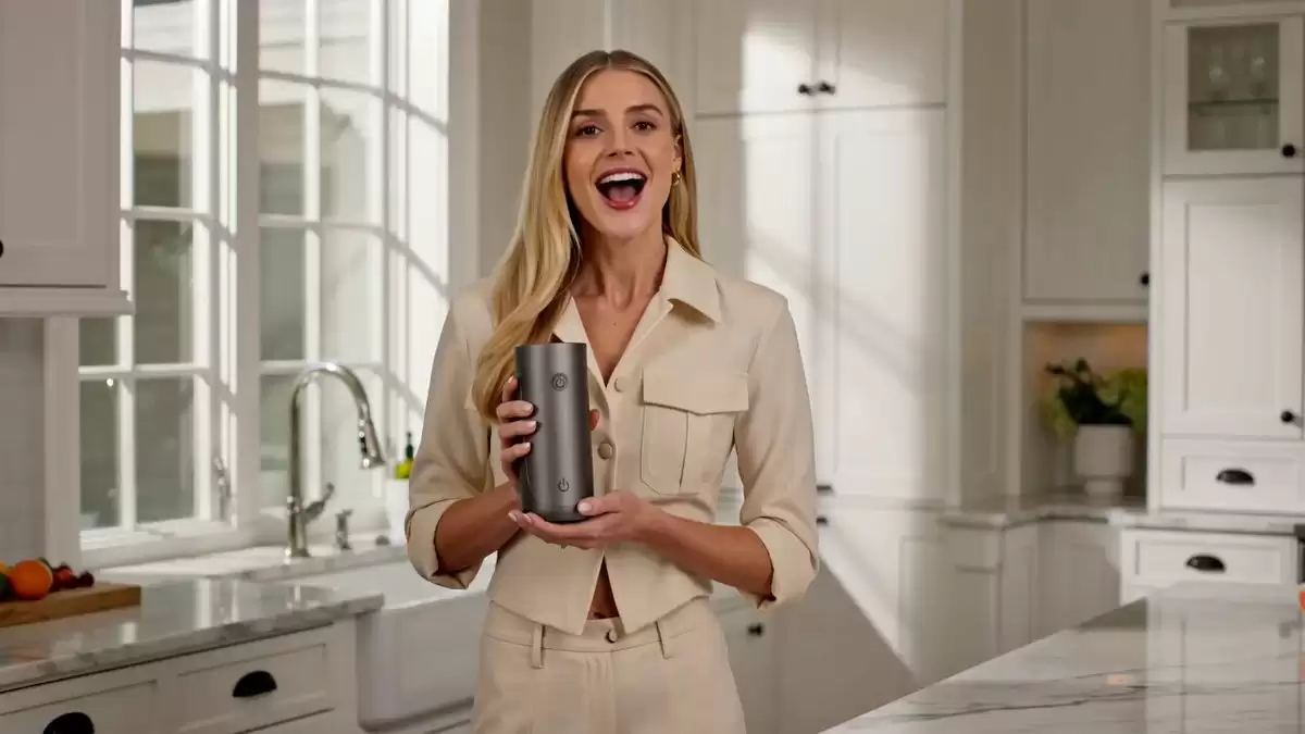 Luxury Portable Blender Commercial featuring Aria