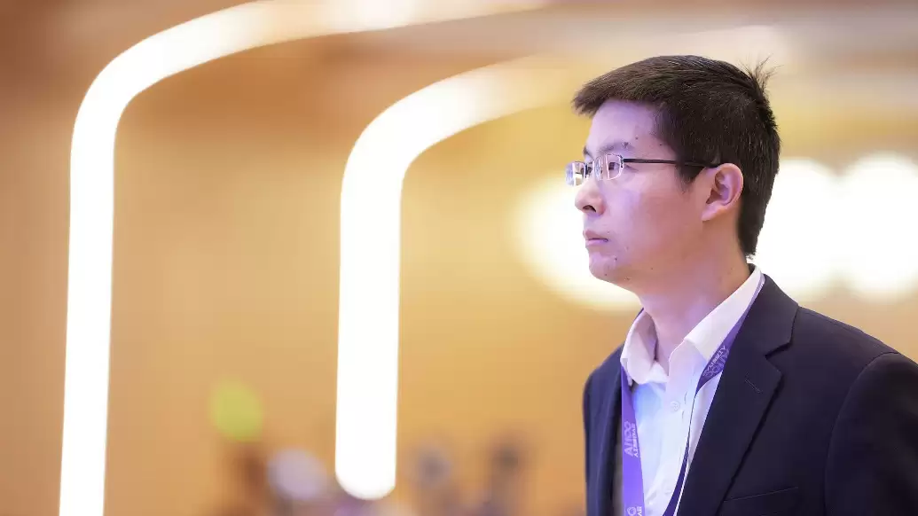 业绩如何支撑高估值？与DeepSeek如何合作？如何看待股价炒作？王兴兴回应多个热点