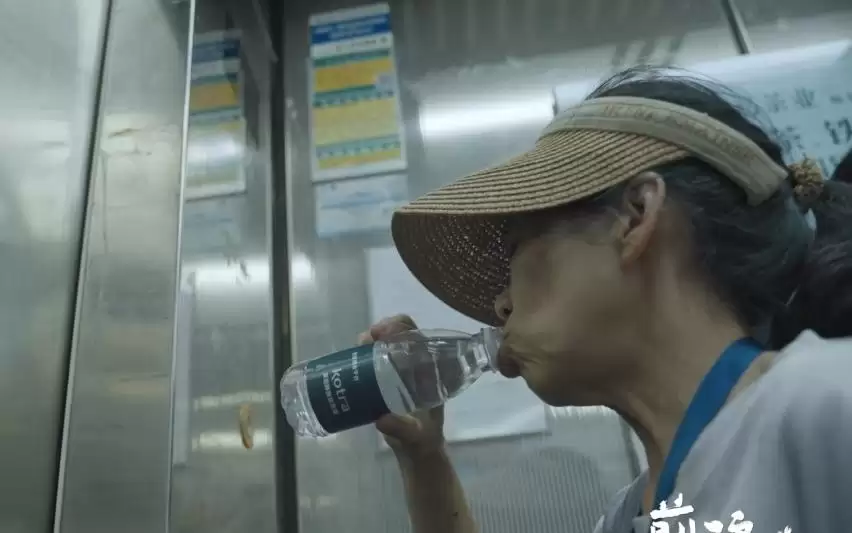 在外拼搏三十年，这对打工老夫妻的脚步里，藏着朴素的坚韧丨22:00《前浪》第二季第六集