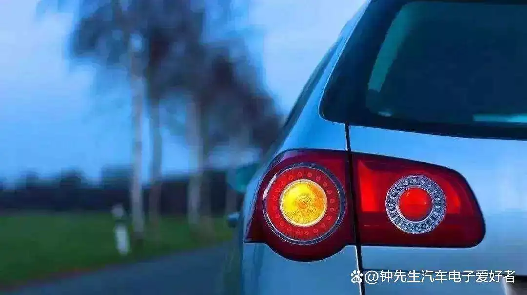 转向灯新规引热议：3秒设定有深意，养成习惯保安全