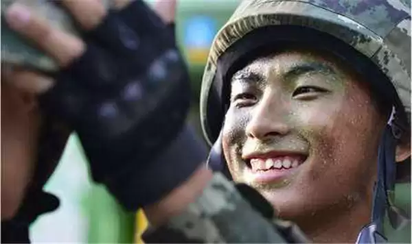 《装甲前线》高温战争 烈日下的坦克兵如何生存