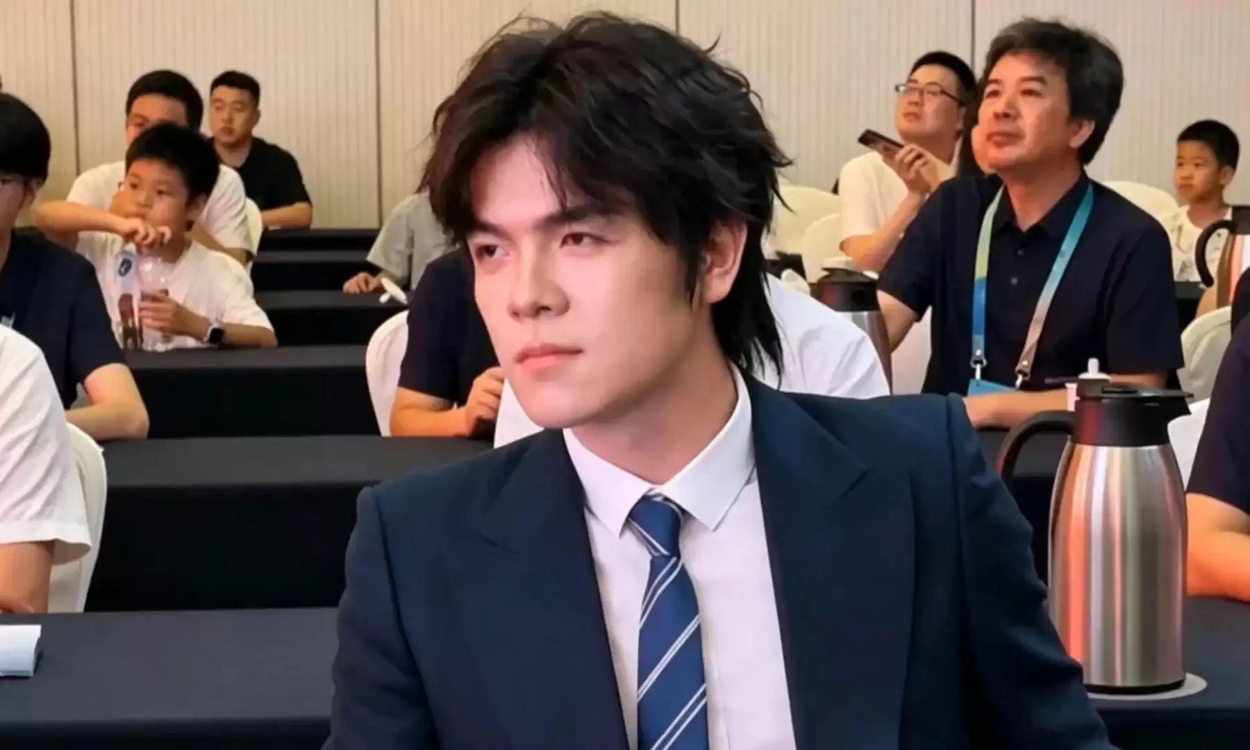 看懵了！围棋八冠王柯洁自曝扮弱智能赢AI，网友：骗麻了