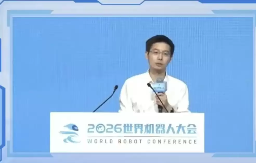 人形机器人卡在哪？宇树王兴兴：泛化能力是关键瓶颈，物理AI自进化开启新范式