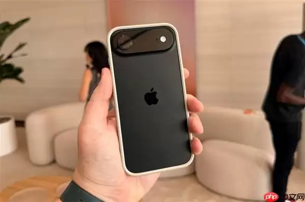 苹果史上最薄的手机 影视飓风Tim现场掰iPhone Air